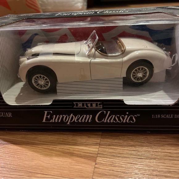 1/18 Ertl European Classics White 1948 Jaguar XK120 - Picture 3 of 13